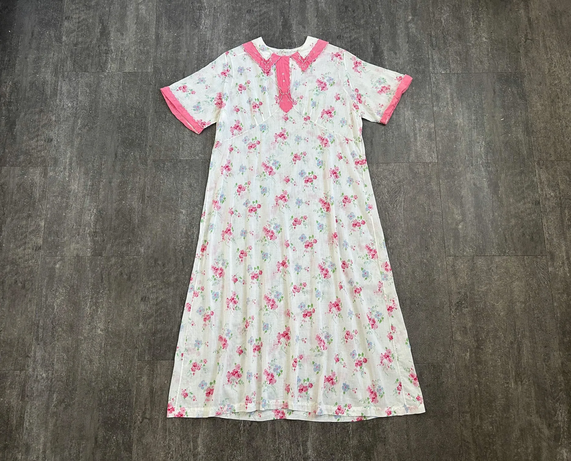 1930s floral print dress . pink and white dress . size large to xl