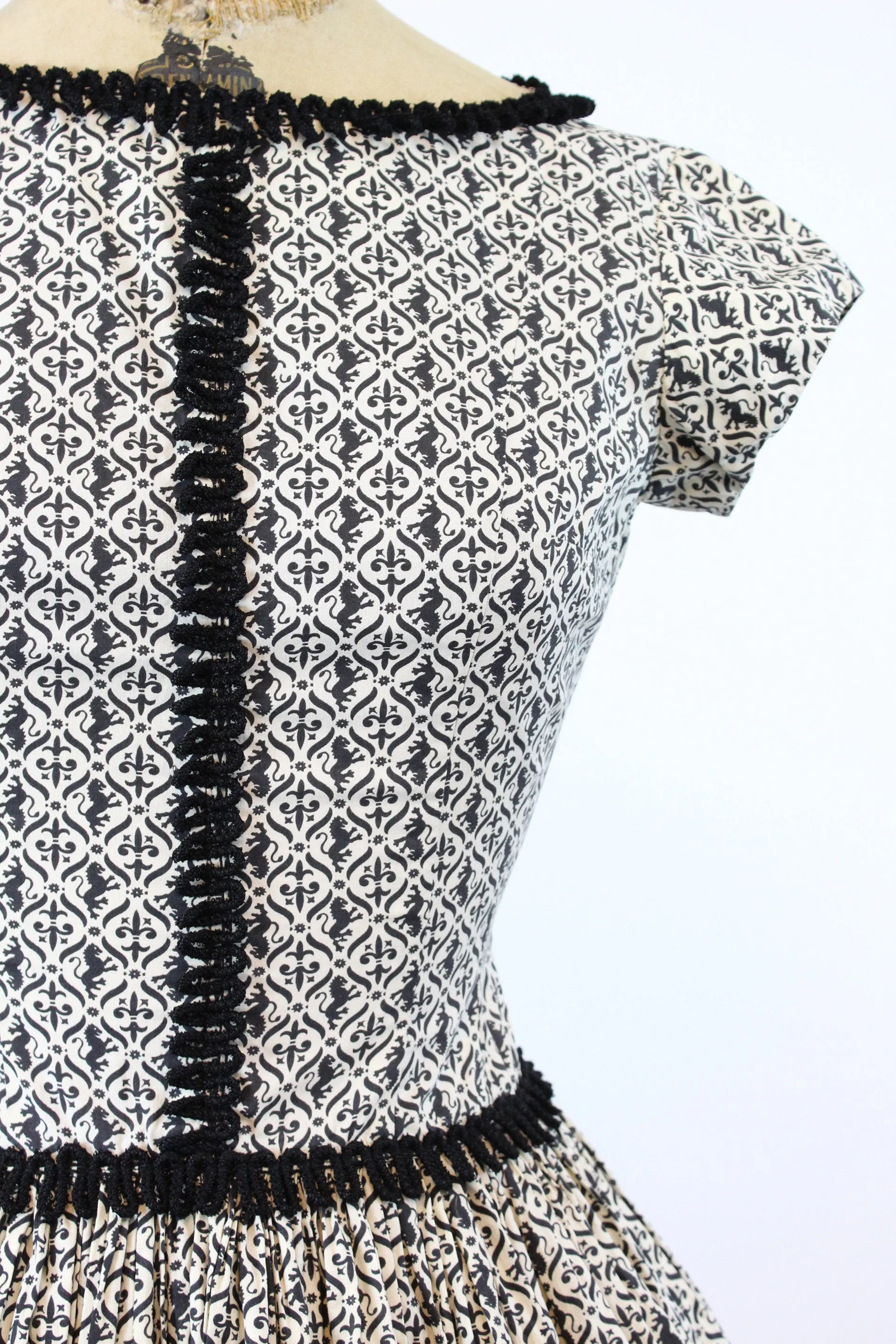 1950s lions and fleur de lys cotton dress xs | new spring