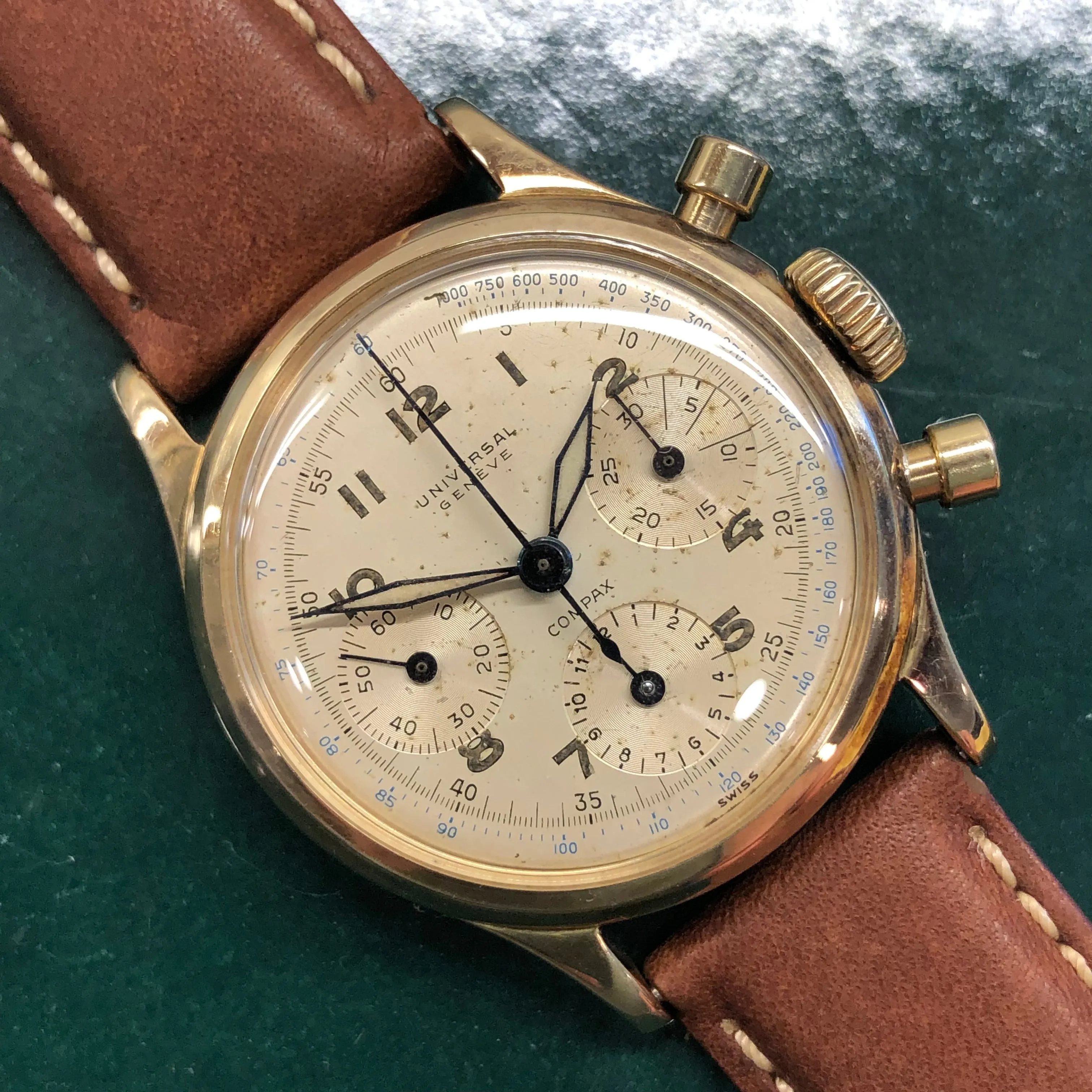 1950s Universal Geneve Compax 52215 Chronograph 14K Yellow Gold Caliber 281 Wristwatch