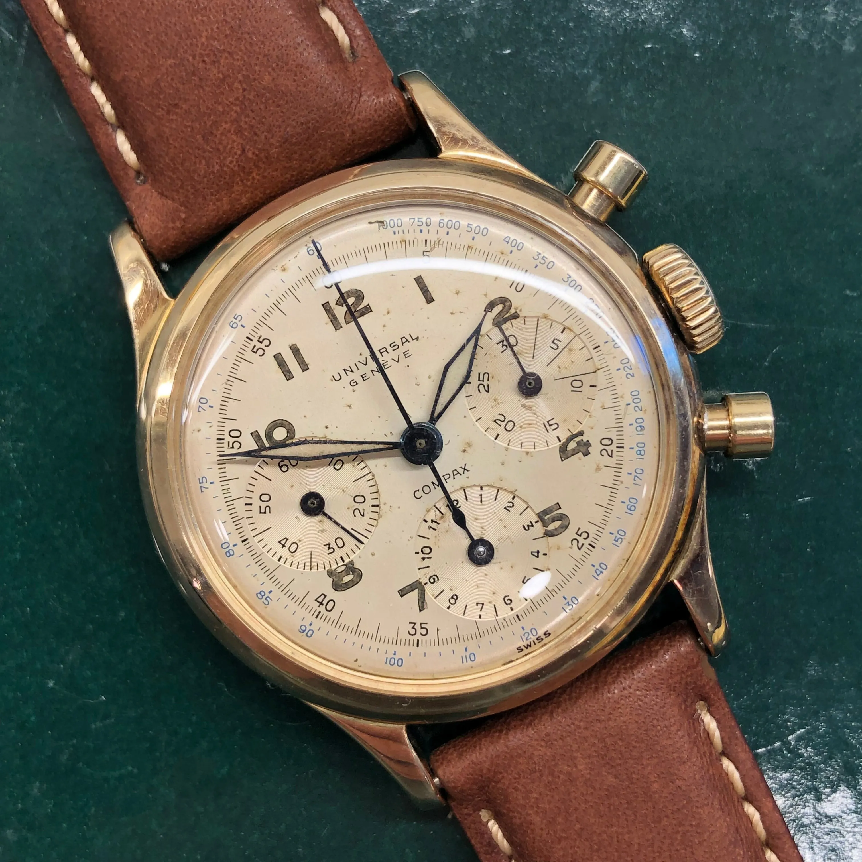 1950s Universal Geneve Compax 52215 Chronograph 14K Yellow Gold Caliber 281 Wristwatch