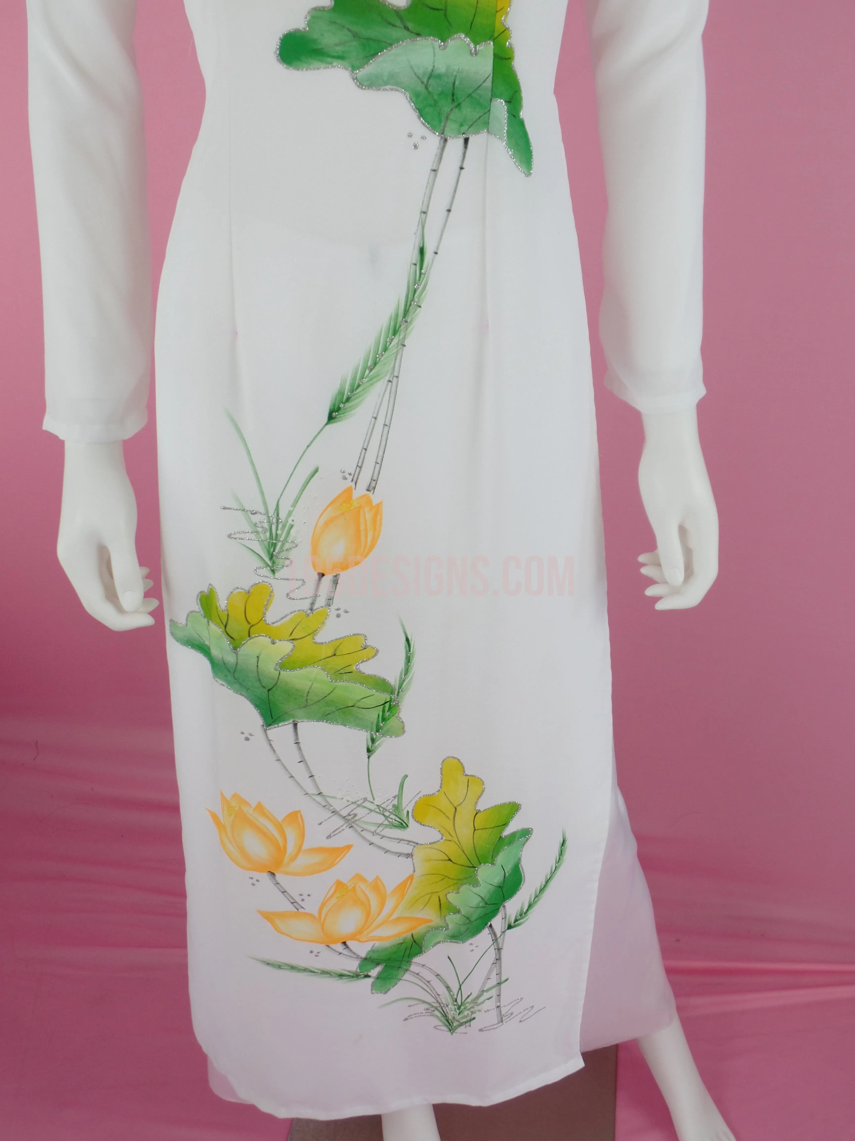 Ao Dai Sen Trắng Vẽ Sen Cam