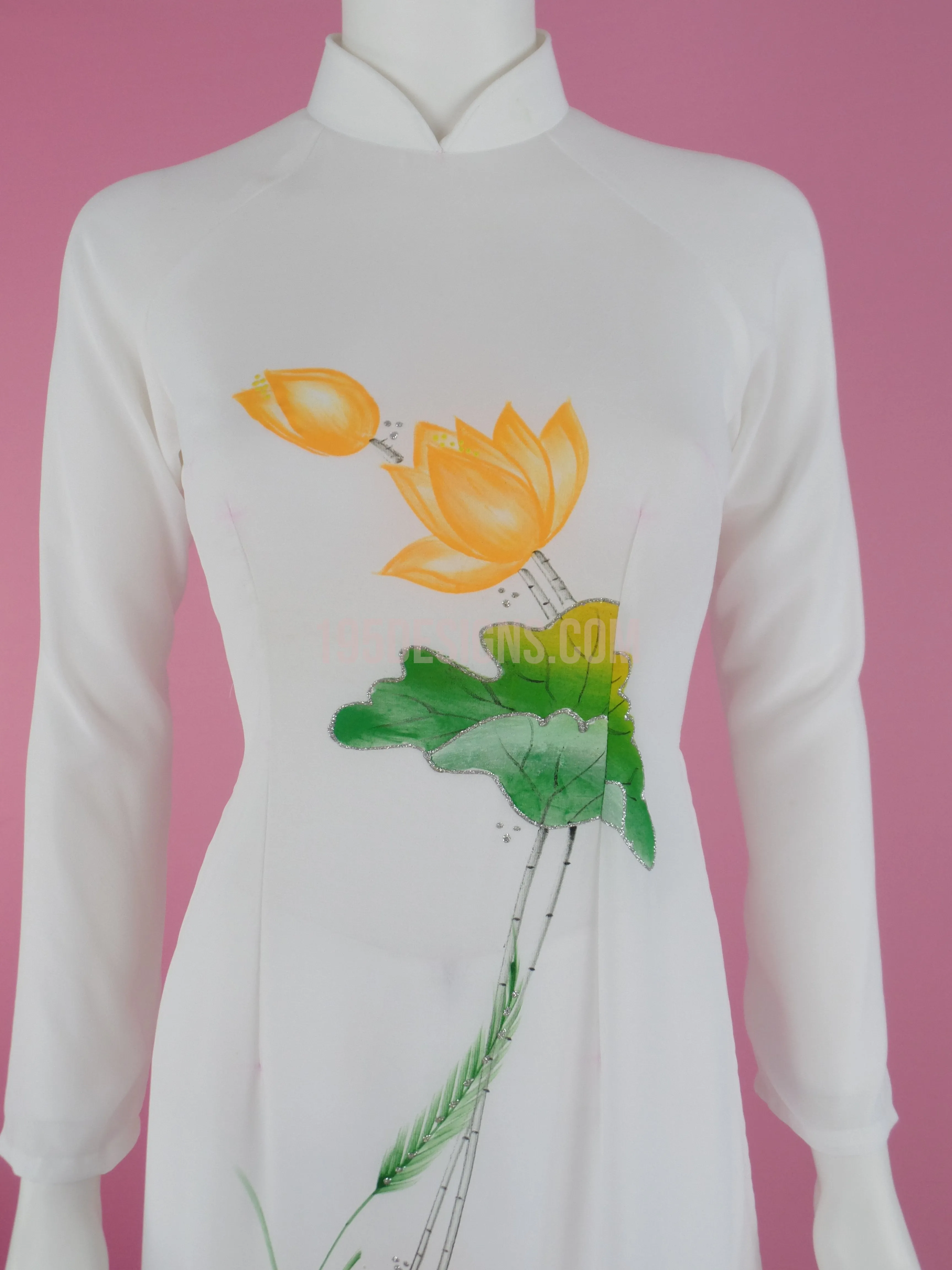 Ao Dai Sen Trắng Vẽ Sen Cam