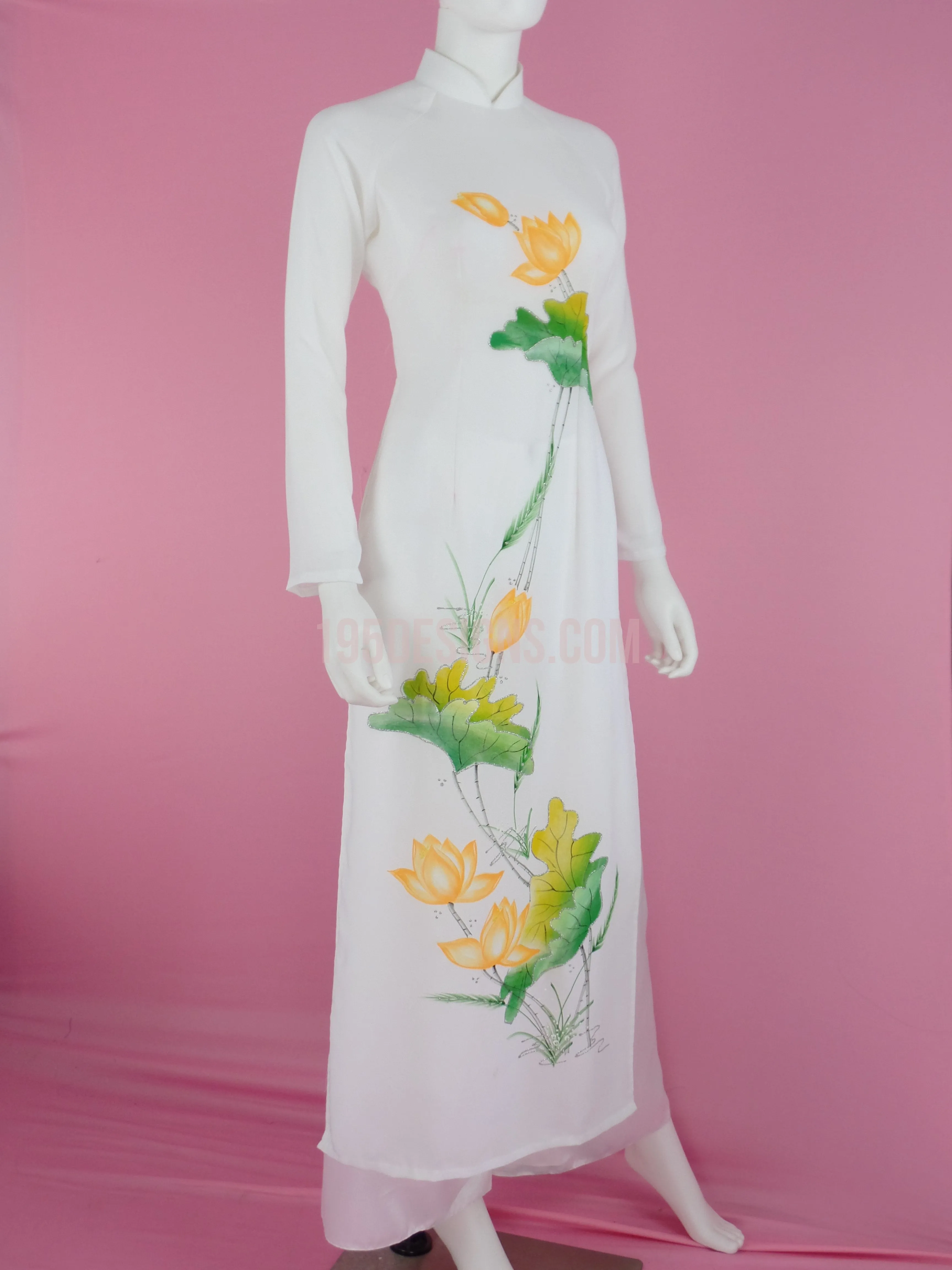 Ao Dai Sen Trắng Vẽ Sen Cam