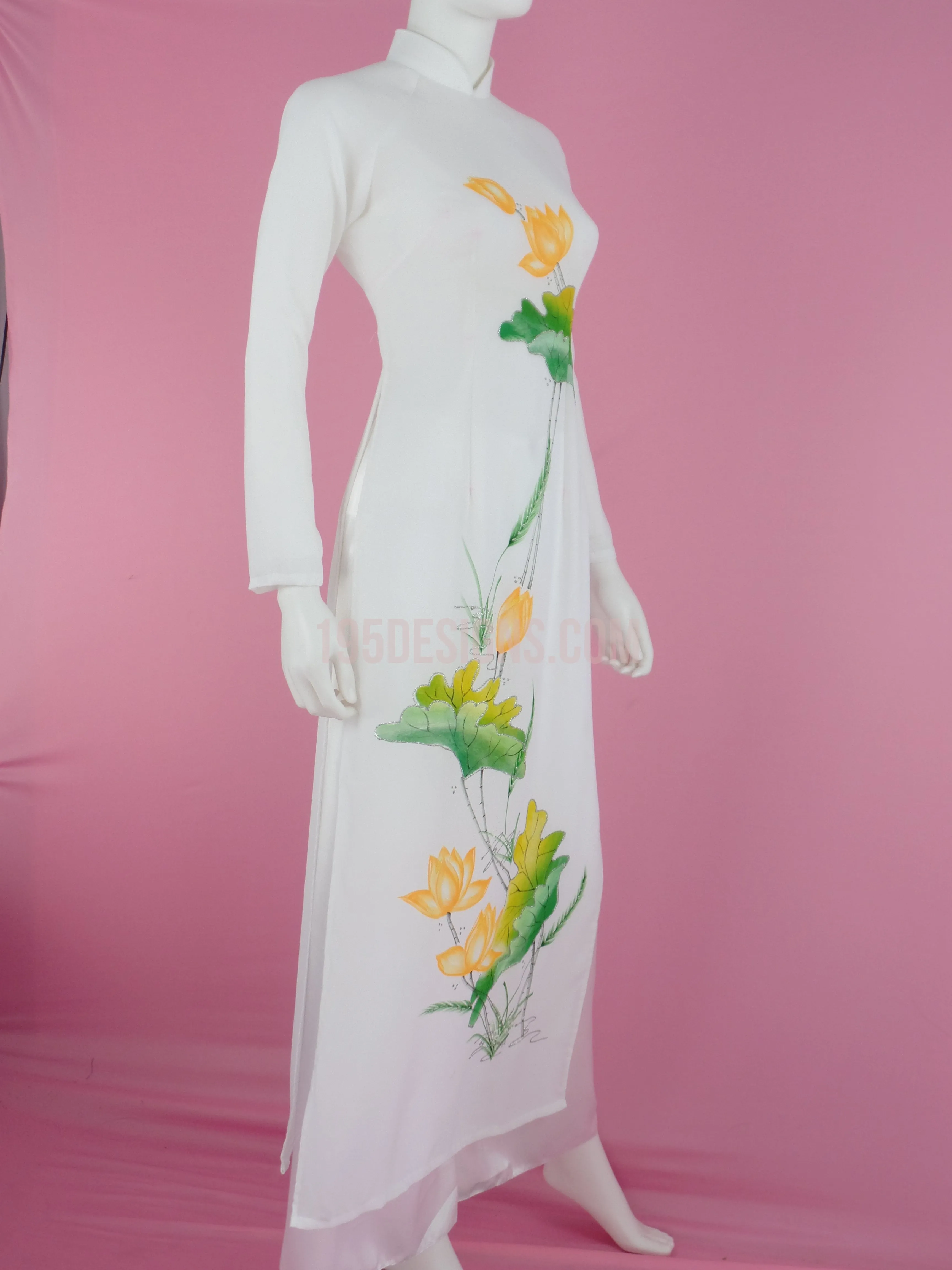 Ao Dai Sen Trắng Vẽ Sen Cam