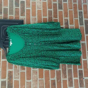 Boden Button Front Jersey Green Bee Tulip Spring  Mini Dress Size 8P (1481)