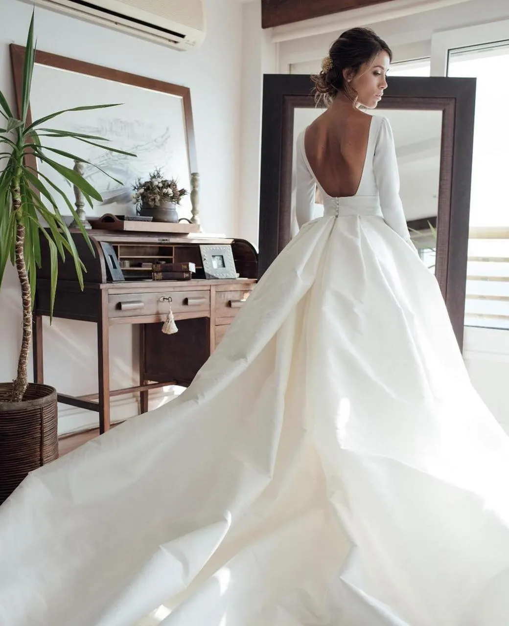 Nude Back Long Sleeves Satin Ball Gown Wedding Dresses with Pockets TN195