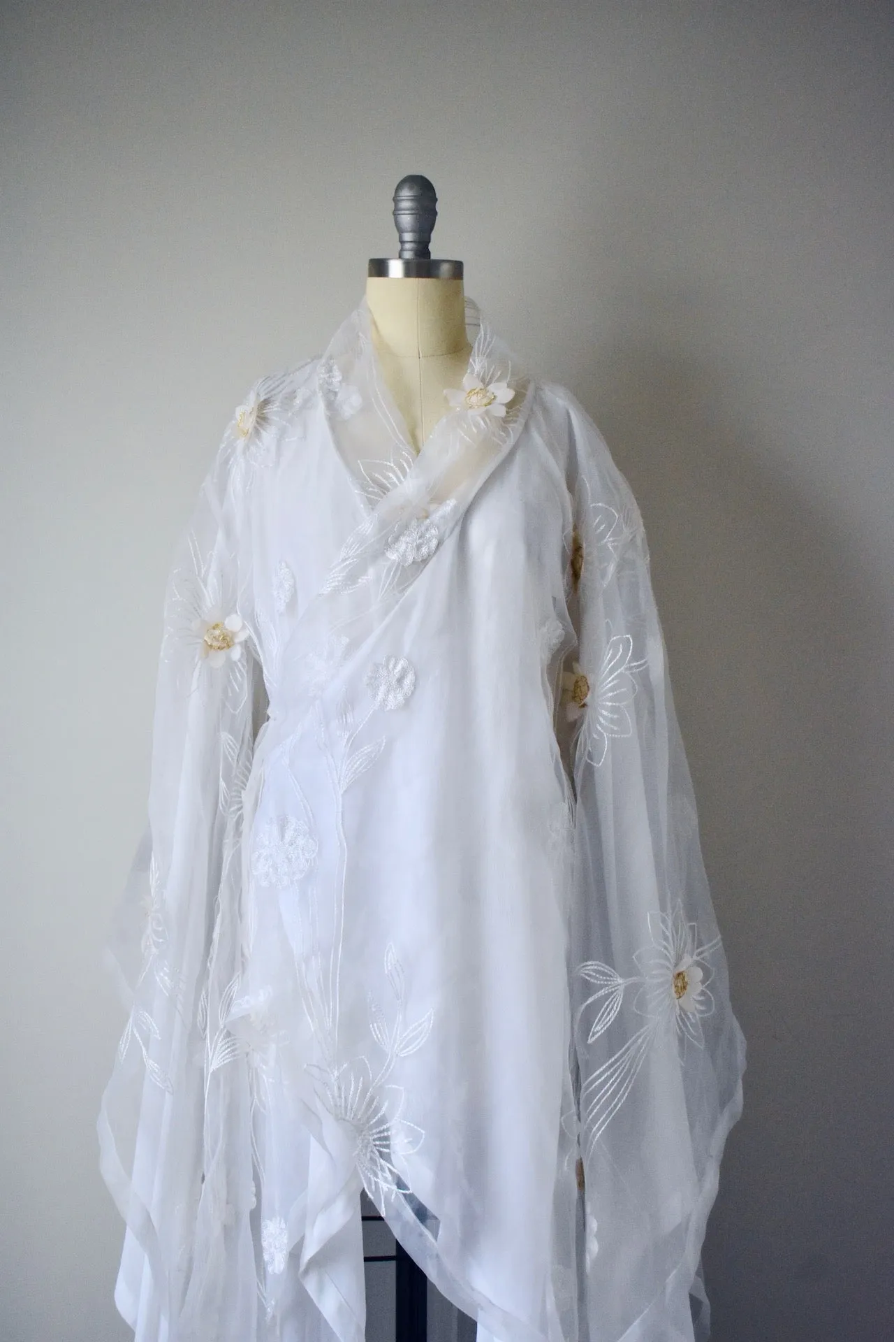 Vintage 1980s Poly White Floral Applique Kimono
