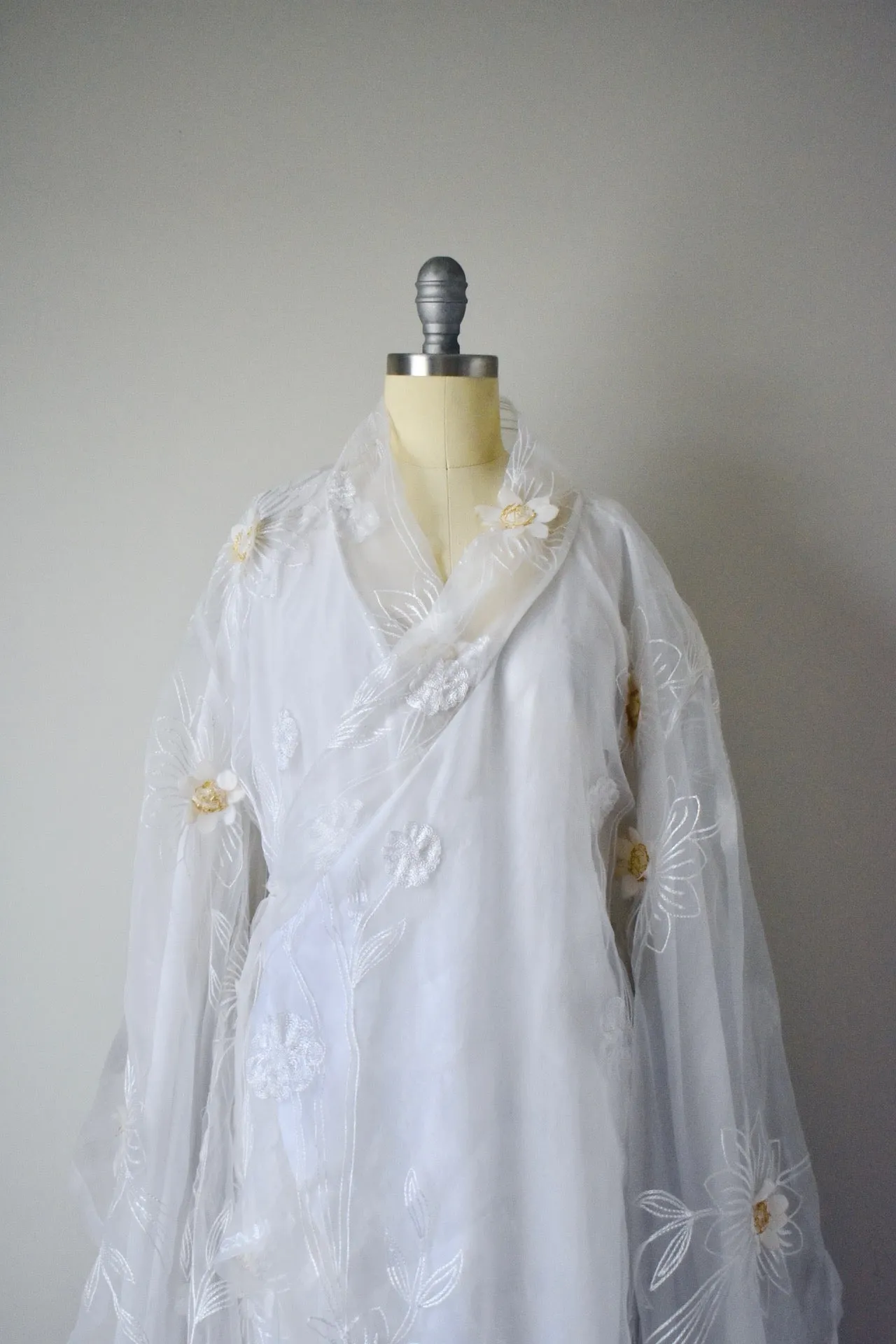 Vintage 1980s Poly White Floral Applique Kimono