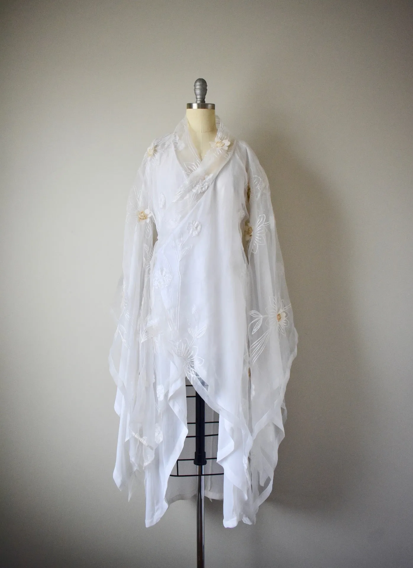 Vintage 1980s Poly White Floral Applique Kimono