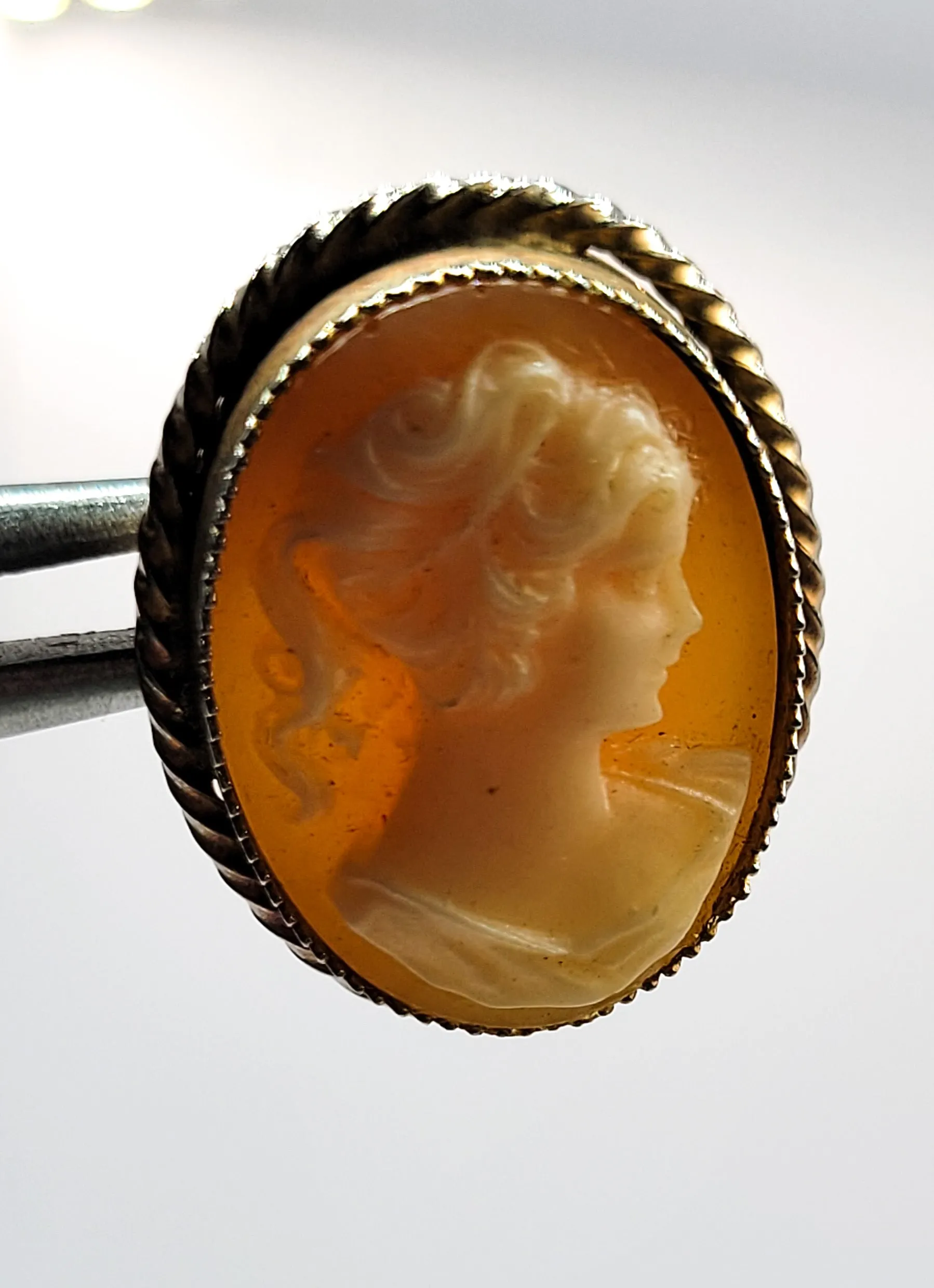 Vintage cameo gold toned framed detailed woman resin cameo brooch