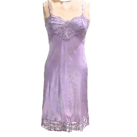 Vintage Vanity Fair lacy chemise in lilac