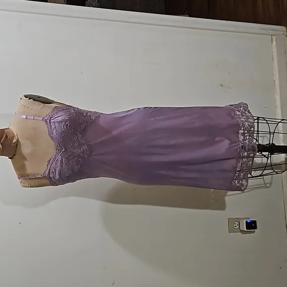 Vintage Vanity Fair lacy chemise in lilac
